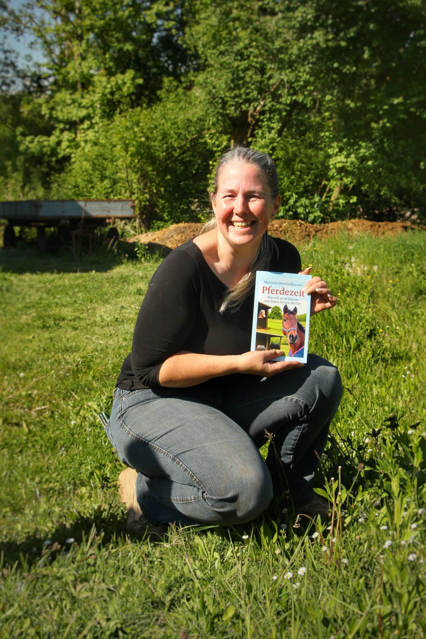 Manuela zeigt ihr Buch Pferdezeit
